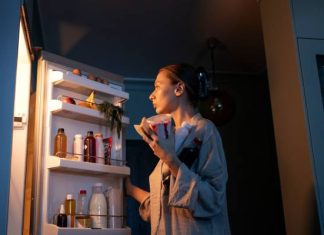 Co jeść na noc, żeby dobrze spać? Tych 6 produktów jest bogatych w melatoninę. Pomogą ci zasnąć i poprawią jakość snu