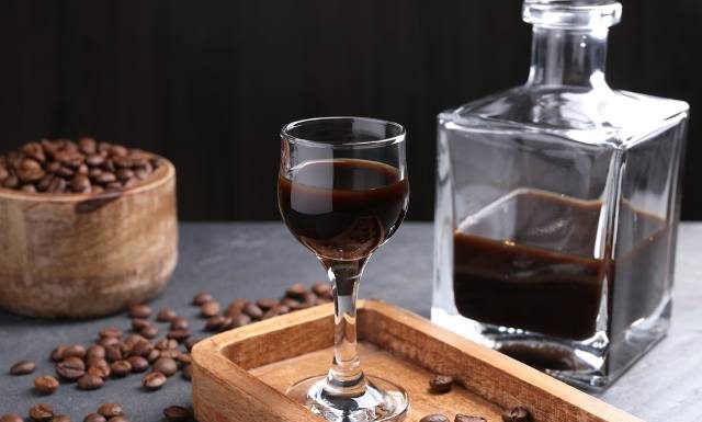 Ta nalewka stawia na nogi w przypadku senności i migreny. Kawówka to także środek przeciw niestrawności. Wystarczy łyżka