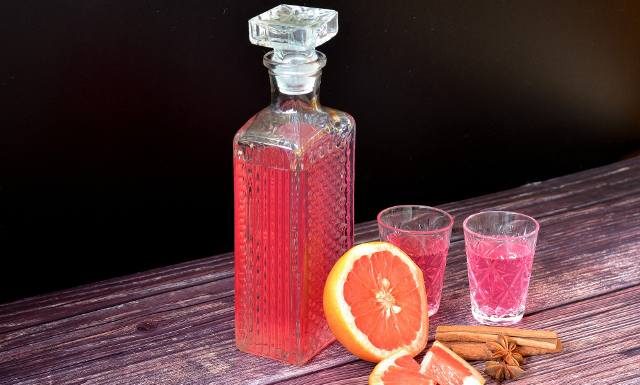 Na wysoki cholesterol i niestrawność. Nalewka z grejpfruta wesprze też odporność. Zobacz szybki przepis oraz jego warianty