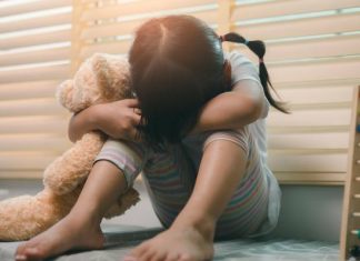 Dzieci i młodzież bez pomocy psychologicznej. Państwo likwiduje ważne ośrodki. Trwa burza wokół środowiskowych centrów zdrowia psychicznego