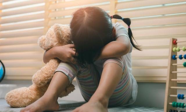 Dzieci i młodzież bez pomocy psychologicznej. Państwo likwiduje ważne ośrodki. Trwa burza wokół środowiskowych centrów zdrowia psychicznego