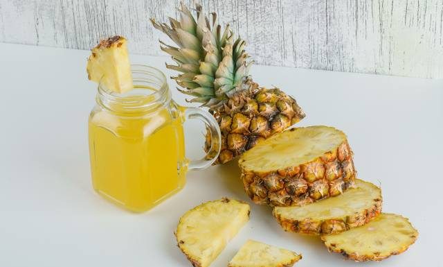 Wyciśnij sok i pij jak syrop na kaszel. Ten owoc rozprawi się z objawami przeziębienia. Zrobisz z niego także spray do gardła