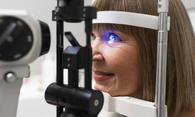 Nowe możliwości leczenia pacjentów z jaskrą. Pierwsze wszczepienie nowoczesnego implantu jaskrowego w Katowicach