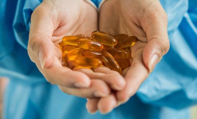 Ta witamina może obniżyć ciśnienie krwi u osób starszych i otyłych. Duże dawki nie są jednak lepsze od zalecanych. Ile witaminy D3 brać?