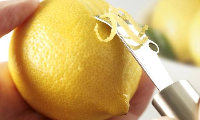 Tym trują nas producenci cytrusów. Nigdy nie jedz tej części owocu, zawiera rakotwórcze związki. Polecane zabiegi nic nie dają