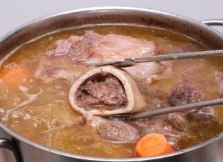Ta zupa to płynne złoto! Korzystnie wpływa na stawy, trawienie, włosy, skórę oraz paznokcie. Wypróbuj przepis na rosół kolagenowy