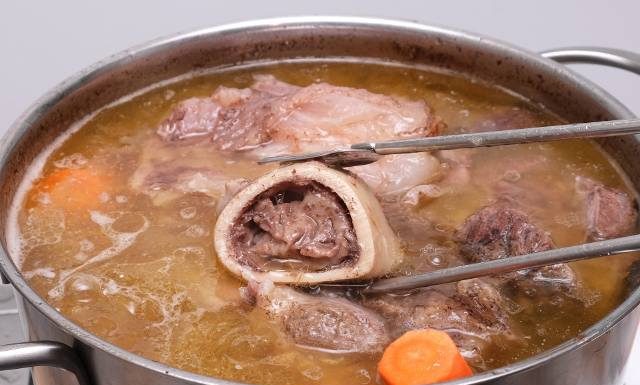 Ta zupa to płynne złoto! Korzystnie wpływa na stawy, trawienie, włosy, skórę oraz paznokcie. Wypróbuj przepis na rosół kolagenowy