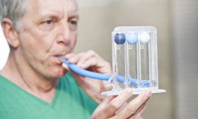 Zaczął się okres zaostrzeń POChP. Są groźniejsze niż zawał! Trzeba je leczyć, ale połowa chorych nie idzie do lekarza. Pomoże im aplikacja