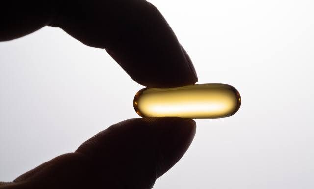 Czy warto pić tran? Niekoniecznie, lepsze są kapsułki. To jednak nie jest produkt idealny. Kiedy działa, a komu szkodzi?