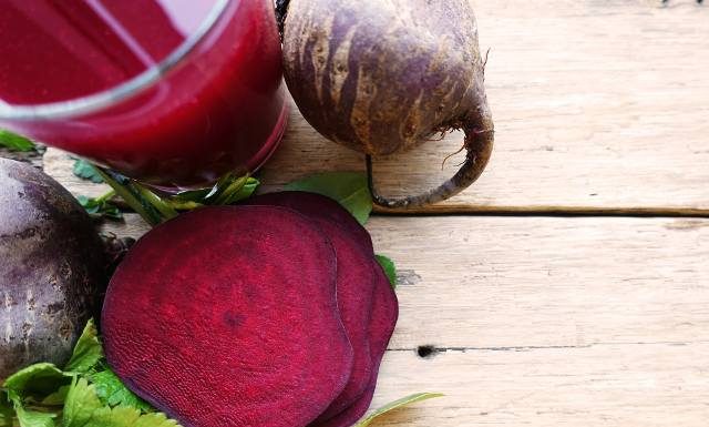 Burak superstar. Włączenie go do diety robi wielką różnicę. Zobacz, na co pomaga to łatwo dostępne warzywo