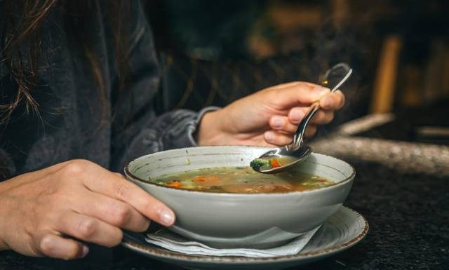 Rozgrzewające zupy na odporność. Sprawdź, które zupy wspomogą twój układ immunologiczny oraz ochronę przed przeziębieniem i grypą