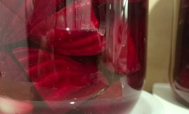 Tak zawsze robię zakwas buraczany. Stosuję takie same proporcje – i wychodzi bezbłędny w smaku. Przekonaj się o jego cennych właściwościach!