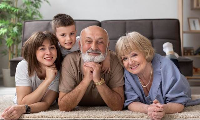 Osoby po 50. szczęśliwsze niż Gen Z. Co sprawia, że Polacy czują się szczęśliwi? „Jak będzie zdrowie, to wszystko będzie”