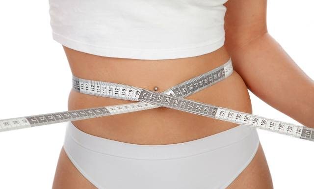 Co robić, żeby mieć płaski brzuch? Wystarczą dietetyczne triki bez rewolucji na talerzu. Oto 15 sprawdzonych sposobów na szczupłą talię