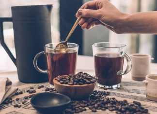 Kto to wymyślił – kawa z masłem na odchudzanie? Brzmi zaskakująco, ale działa. Poznaj właściwości kawy kuloodpornej (bulletproof coffee)