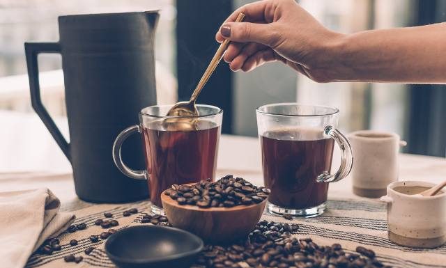 Kto to wymyślił – kawa z masłem na odchudzanie? Brzmi zaskakująco, ale działa. Poznaj właściwości kawy kuloodpornej (bulletproof coffee)