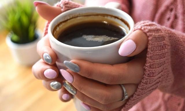 Myślisz, że „tak już masz” i nie ma co się tym przejmować? Lepiej to sprawdź. Ciągle zimne dłonie i stopy mogą być objawem groźnej choroby