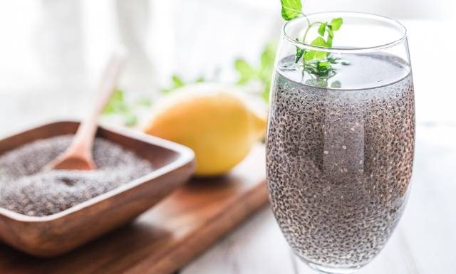 Woda z chia to genialna mikstura odchudzająca, która zadba również o skórę twarzy. Pij regularnie, a twoja waga spadnie, a zmarszczki znikną