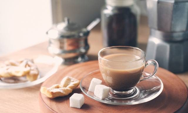 Picie kawy zmniejsza ryzyko przedwczesnej śmierci. Czy kawa z cukrem działa tak samo? Odpowiedź cię zaskoczy