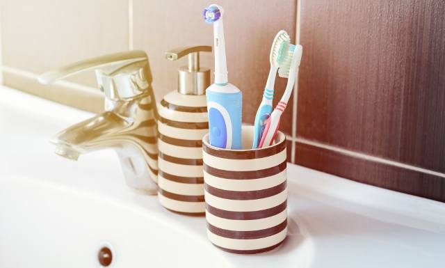 Szczoteczka elektryczna do zębów: soniczna czy rotacyjna – którą wybrać?