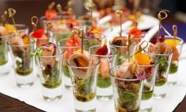 Smaczne, zdrowe i gotowe w 5 minut. Idealnie sprawdzą się na sylwestra. Wypróbuj 10 przepisów na łatwy do zrobienia poczęstunek na imprezę