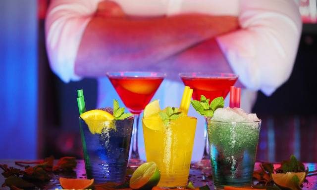 Ile kalorii ma piwo, a ile wino? Tyle dodatkowych kalorii dokładasz sobie, kiedy pijesz alkohol. Sprawdź, zanim wypijesz za dużo