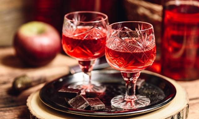 Jaką nalewkę zrobić zimą? Podajemy 11 najlepszych przepisów na owocowe nalewki, które możesz zrobić właśnie teraz