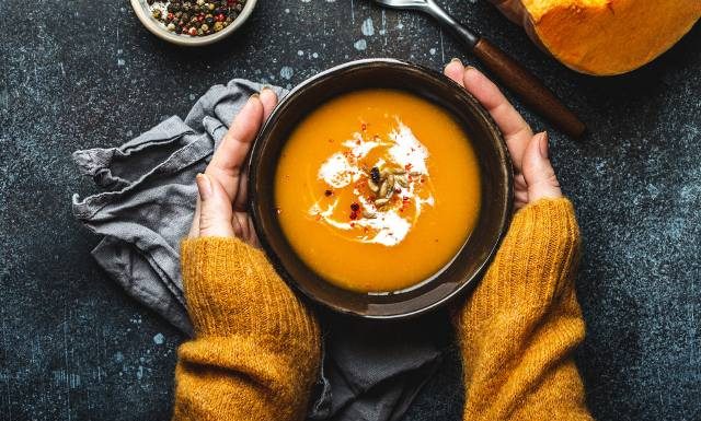 Co jeść jesienią i zimą, aby wzmocnić odporność? Postaw na odżywcze, rozgrzewające dania i sezonowe warzywa. Nie zapomnij o kiszonkach!