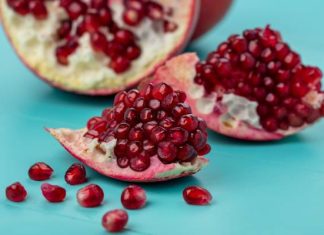 Egzotyczne owoce, które pomogą na zaparcia i wysoki cholesterol. Są polecane cukrzykom i sportowcom. Dowiedz się, jak jeść i obierać granaty