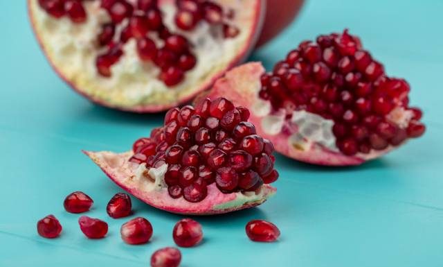 Egzotyczne owoce, które pomogą na zaparcia i wysoki cholesterol. Są polecane cukrzykom i sportowcom. Dowiedz się, jak jeść i obierać granaty
