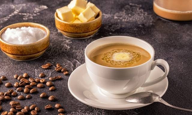 Co to za pomysł – kawa z masłem na odchudzanie? Poznaj właściwości kawy kuloodpornej (bulletproof coffee) i przekonaj się, czy jest zdrowa