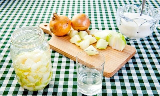 Syrop z cebuli na kaszel i przeziębienie. Ten antybiotyk w płynie pomoże też na katar i ból gardła. Wypróbuj prosty przepis