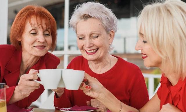 Wystarczą 3 filiżanki herbaty dziennie, a starzenie się nie będzie ci straszne. „To sekret przeciwstarzeniowy, którego wszyscy potrzebujemy”