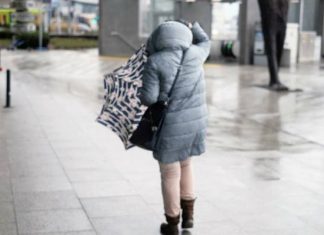 Wieje, mało głowy nie urwie. Jak działa na nas silny wiatr? Zmiana pogody może znacznie pogorszyć samopoczucie, a nawet wywołać chorobę