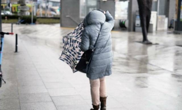 Wieje, mało głowy nie urwie. Jak działa na nas silny wiatr? Zmiana pogody może znacznie pogorszyć samopoczucie, a nawet wywołać chorobę