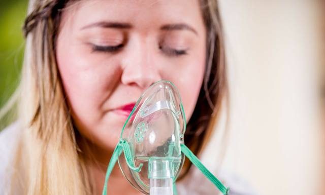 Czy sól fizjologiczna leczy? Do czego się ją stosuje? Pomoże m.in. przy bólu zatok, katarze i kaszlu