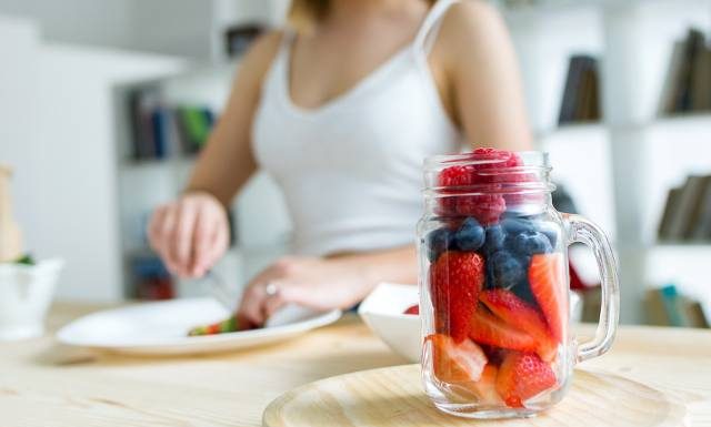 Czy można żywić się tylko owocami? Na czym polega frutarianizm i czy jest zdrowy? Tak wygląda owocowy jadłospis