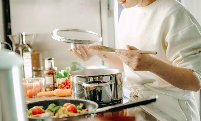 Zawał przez czosnek lub cebulę? Jedzenie tych warzyw po ugotowaniu może sprzyjać zapychaniu żył. Zwiększa ryzyko rozwoju chorób serca