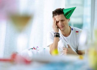 Masz kaca? Oto 11 skutecznych metod na to, jak szybko się go pozbyć. Te rady pomogą ci przetrwać Światowy Dzień Kaca
