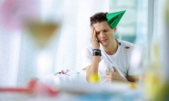 Masz kaca? Oto 11 skutecznych metod na to, jak szybko się go pozbyć. Te rady pomogą ci przetrwać Światowy Dzień Kaca