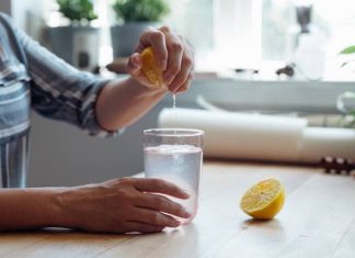 Co się stanie, kiedy zaczniesz pić codziennie wodę z cytryną na czczo? Zobacz, na co pomaga picie wody z cytryną. Kiedy po nią sięgać?