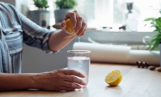 Co się stanie, kiedy zaczniesz pić codziennie wodę z cytryną na czczo? Zobacz, na co pomaga picie wody z cytryną. Kiedy po nią sięgać?