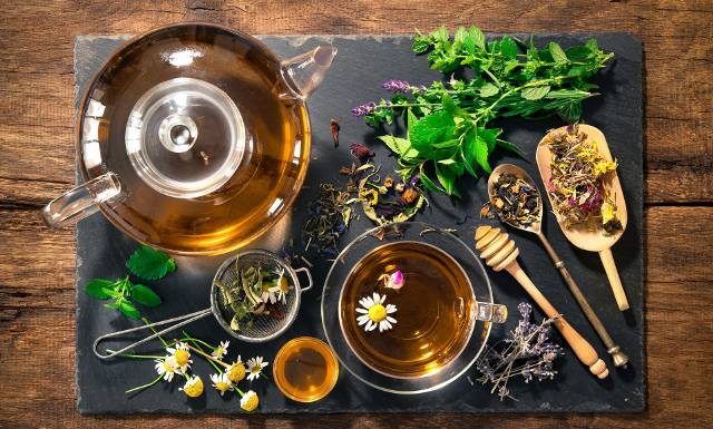 Jesteś na diecie? Wypróbuj zioła na odchudzanie. Te napary to naturalne wsparcie przy zrzucaniu zbędnych kilogramów. Wspomagają trawienie