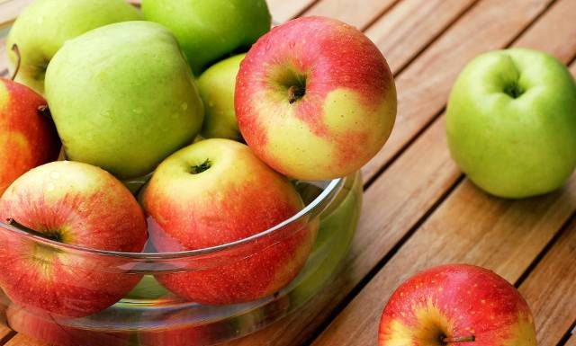 Dlaczego warto jeść jabłka? Korzyści jest wiele! Wspomogą odchudzanie, koncentrację i pracę serca. Już jedno jabłko dziennie zrobi różnicę