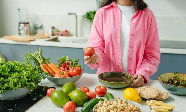 Zbij wysoki cholesterol za pomocą diety. Ekspertka radzi, jakie produkty wybierać. To jedz przy zagrożeniu miażdżycą i jej powikłaniami