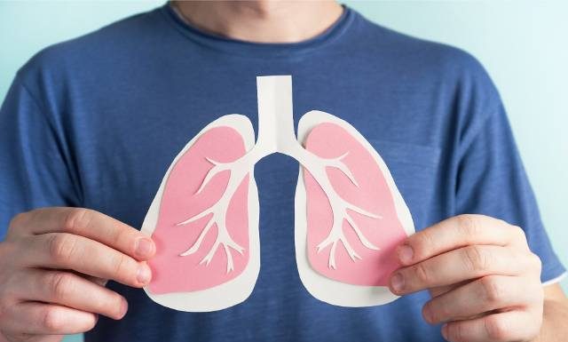 Po czym poznać, że płuca chorują? Zwróć uwagę na: kaszel, chrypkę i duszność. Te objawy mogą oznaczać astmę, POChP, gruźlicę lub raka płuc