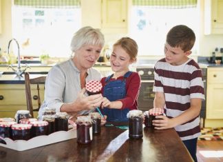12 niedrogich prezentów na Dzień Babci i Dziadka – jak wyrazić miłość, nie nadwyrężając budżetu