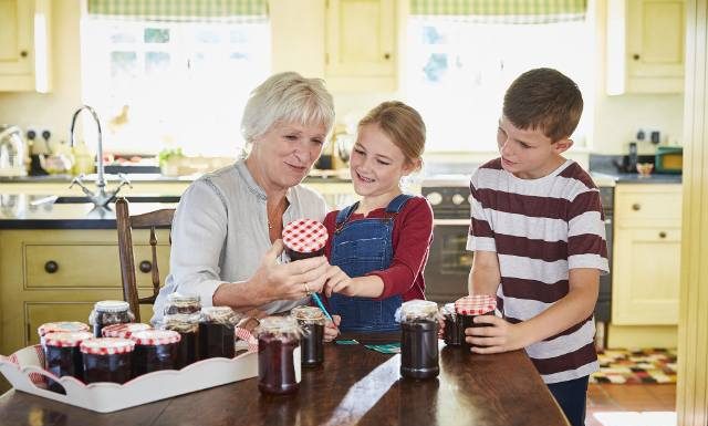 12 niedrogich prezentów na Dzień Babci i Dziadka – jak wyrazić miłość, nie nadwyrężając budżetu