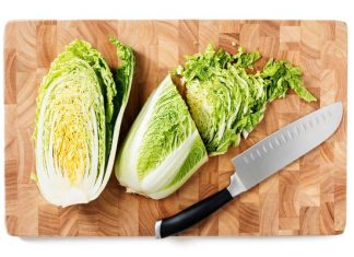 7 powodów, dla których warto jeść kapustę pekińską. Surówka z kapusty pekińskiej wpłynie na kondycję oczu, serca i kości