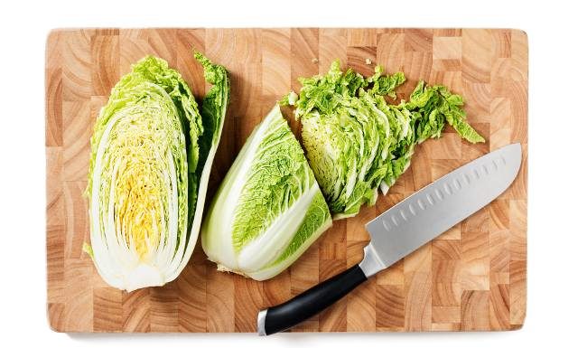 7 powodów, dla których warto jeść kapustę pekińską. Surówka z kapusty pekińskiej wpłynie na kondycję oczu, serca i kości